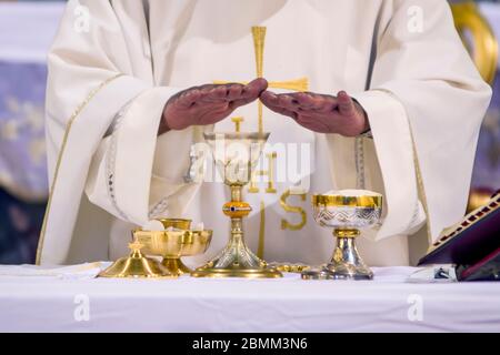 In der Kirche wird Wein zum Blut christi, und die Hostie wird zum Leib christi Stockfoto