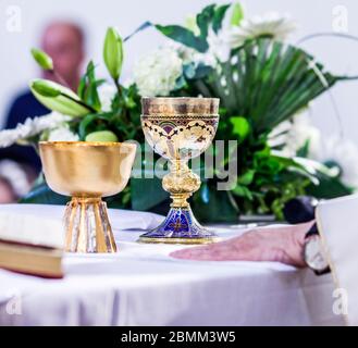 In der Kirche wird Wein zum Blut christi, und die Hostie wird zum Leib christi Stockfoto