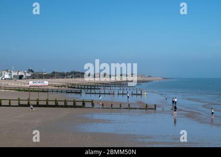 Littlehampton, West Sussex, Großbritannien, 08. Mai 2020. Der Sandstrand in Littlehampton am Maifeiertag, einem schönen warmen sonnigen Tag in England. Stockfoto