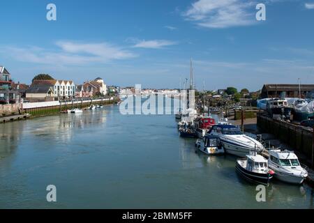 Der wunderschöne Fluss Arun schlängelt sich vorbei an Littlehampton und an jedem sonnigen Tag im Mai liegen Boote auf beiden Seiten. Stockfoto