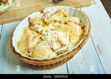 Französische Creamy Potato, Bacon Brie Tartiflette Auflauf Stockfoto