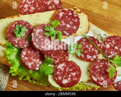 Chorizo halloumi Käse Frühstück Baguette aus nächster Nähe Stockfoto