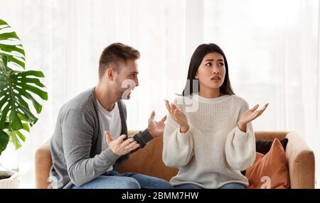 Multirassisches Paar Streiten Sich Während Der Quarantäne Auf Der Couch Zu Hause Stockfoto