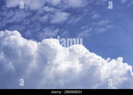 Flauschige weiße Wolken in einem blauen Himmel. Cumulus Stockfoto