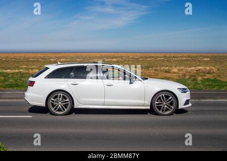 2017 Weiß Audi A6 S Line Black ED TDI QU: Fahrzeugverkehr Moving Vehicles, Driving Vehicle on UK roads, Motors, Autofahren auf der Küstenstraße in Southport, UK Stockfoto