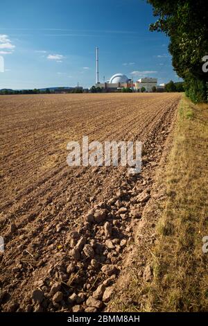 Ein Feld vor einem Kernkraftwerk. Stockfoto