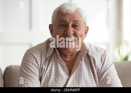 Portrait von lächelnden reifer Mann zu Hause entspannen Stockfoto