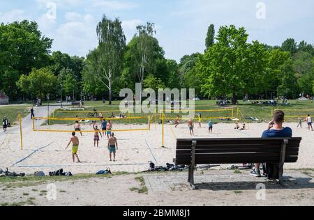 Berlin, Deutschland. Mai 2020. Freizeitsportler spielen im Volkspark Friedrichshain bei warmem Wetter Beachvolleyball. Kredit: Christophe Gateau/dpa/Alamy Live News Stockfoto