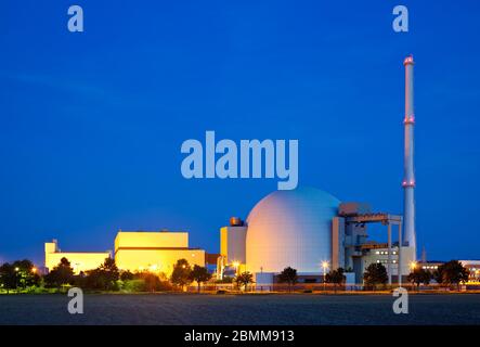 Reaktorgebäude eines großen Kernkraftwerks mit Nacht blauer Himmel. Stockfoto