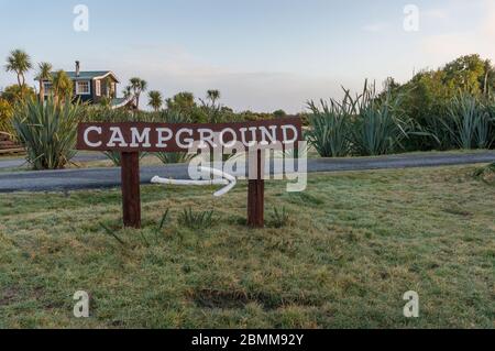 Okarito, Neuseeland - 29. Juli 2015: Zeichen zum Okarito Campingplatz in der Landschaft Neuseeland, Tourist Navigation Stockfoto