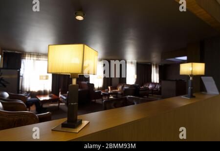 Helle Lampen im Hotel mit Ledersofas und Sesseln Stockfoto