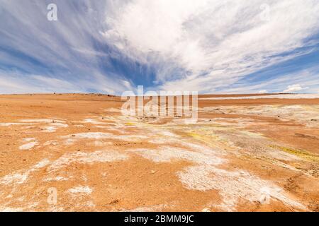 Atemberaubende Panorama-Blick auf die Wüste im Süden Boliviens. Wunderschöne Landschaft der spektakulären bolivianischen Anden und der Altiplano entlang der malerischen Straße zwischen Stockfoto