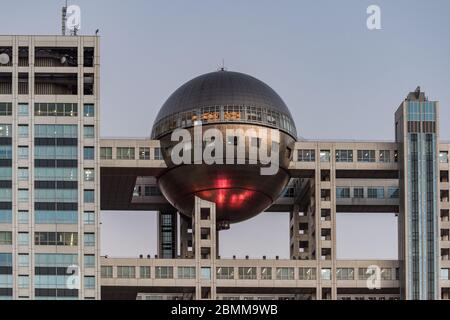 Tokio, Japan - 30. August 2016: Futuristisches Fuji-Fernsehgebäude mit dem sphärischen Observationsraum Hatchitama. Odaiba in Tokio, Japan. Japanischer Praktikant Stockfoto