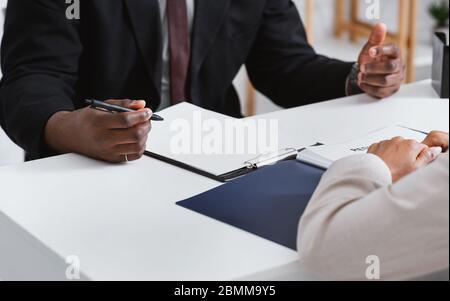 Nahaufnahme eines nicht erkennbaren Geschäftsmanns oder Personalmanagers, der potenzielle Mitarbeiter im Büro interviewt. Panorama Stockfoto