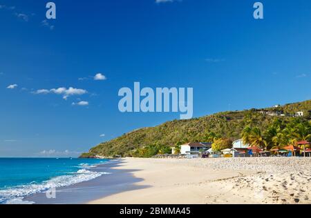 Turners Beach in Antigua mit tiefblauem Himmel und türkisfarbenem Wasser. Stockfoto