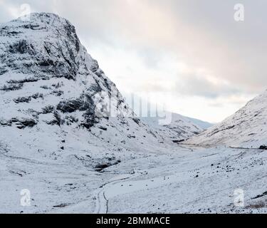 Schneebedeckte Berge in der Nähe von Glencoe Schottland Stockfoto