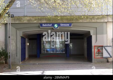 Der an der Straße Freiheit gelegene S-Bahnhof Berlin-Stresow, vormals Fernbahnhof Berlin-Spandau. Stockfoto