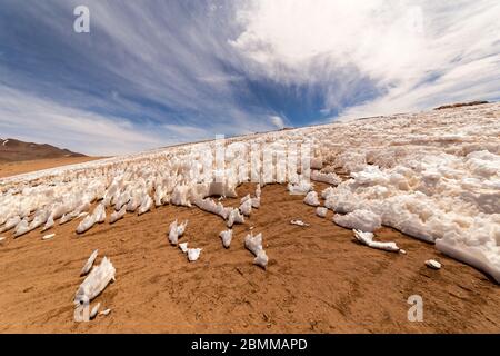 Atemberaubende Panorama-Blick auf die Wüste im Süden Boliviens. Wunderschöne Landschaft der spektakulären bolivianischen Anden und der Altiplano entlang der malerischen Straße zwischen Stockfoto