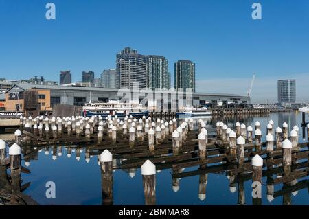 Melbourne, Australien - 14. Juni 2017: Melbourne Docklands Vorort mit Kai, Booten und modernen Gebäuden Stockfoto