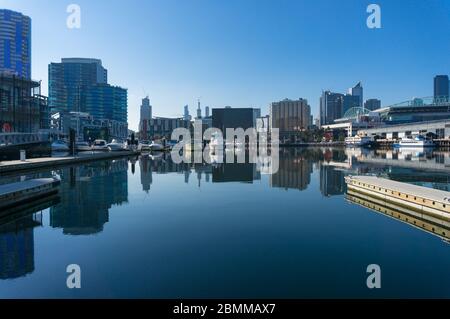 Melbourne, Australien - 14. Juni 2017: Melbourne Docklands Stadtbild mit Pier, Anlegestellen und Geschäftsgebäuden Stockfoto