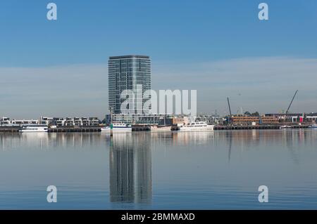 Melbourne, Australien - 14. Juni 2017: Hochhaus am Wasser Luxus-Apartment-Gebäude in Docklands, Melbourne, Stadtentwicklung Stockfoto