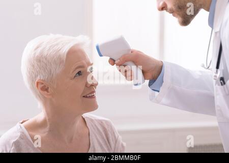 Fieber messen Stirn per Infrarot für Patienten in der Klinik Stockfoto