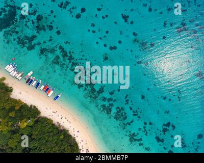 Strandkorallen und Meer auf tropischen Inseln Stockfoto