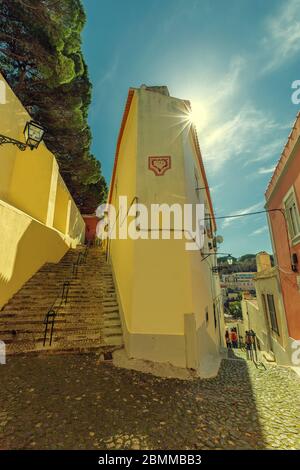 Treppen in einer kleinen Straße in Alfama Lissabon Stockfoto