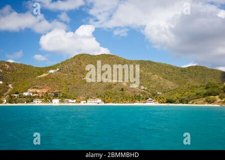 Blick auf Turners Beach in Antigua von einem Boot aus. Stockfoto