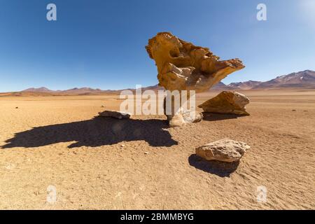 Atemberaubende Panorama-Ansicht des berühmten Arbol de piedra (Steinbaum), in der wilden Siloli-Wüste. Wunderschöne Landschaft der spektakulären bolivianischen Anden und der Altip Stockfoto