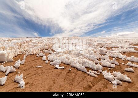 Atemberaubende Panorama-Blick auf die Wüste im Süden Boliviens. Wunderschöne Landschaft der spektakulären bolivianischen Anden und der Altiplano entlang der malerischen Straße zwischen Stockfoto