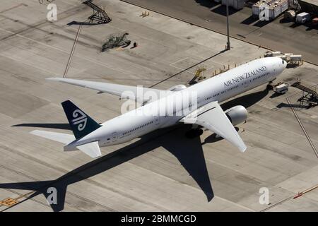 Los Angeles, USA. August 2015. Eine Air New Zealand Boeing 777-300ER parkte am Los Angeles International Airport. Kredit: Fabrizio Gandolfo/SOPA Images/ZUMA Wire/Alamy Live News Stockfoto