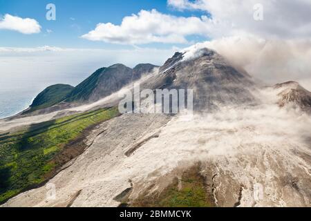 Der aktive Vulkan Soufriere Hills in Montserrat vom Hubschrauber aus gesehen. Stockfoto