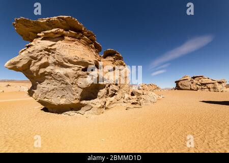 Atemberaubende Panorama-Blick auf die berühmte wilde Siloli-Wüste. Wunderschöne Landschaft der spektakulären bolivianischen Anden und der Altiplano entlang der malerischen Straße in Sou Stockfoto