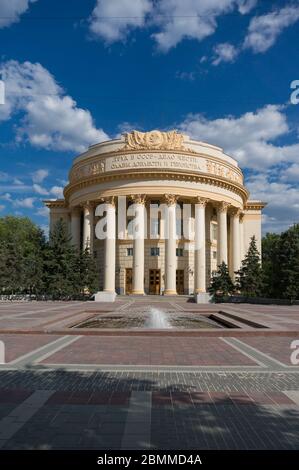 Wolgograd, Russland - 9. Juni 2018: Palast der Gewerkschaften des kulturellen Wahrzeichen. Sowjetischen Architekturstil. Kyrillischer Text liest Arbeit in der UdSSR ist t Stockfoto