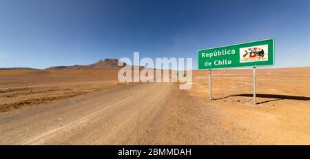 Offroad-Reise in die Wüste des südlichen Bolivien. Schöne Landschaft der Anden und Altiplano an der Grenze zwischen Bolivien (Siloli Wüste) und Chile (Ataca Stockfoto