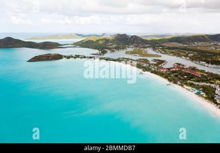 Blick vom Hubschrauber auf Jolly Beach und Jolly Harbour in Antigua. Stockfoto