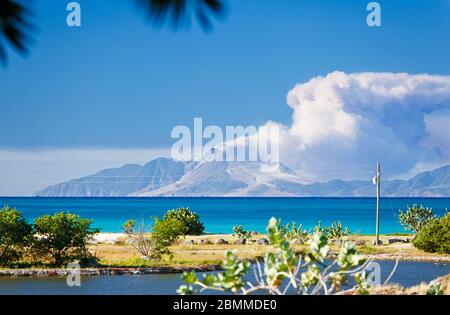 Blick auf den aktiven Vulkan in Montserrat mit einer großen Aschewolke. Stockfoto