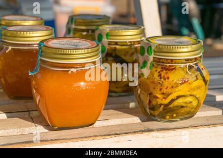 Darwin, Australien - 1. Juni 2019: Hausgemachte Gemüsekonserven auf dem Malak Farmers Market in Darwin. Fermentierte Nahrung in Maurergläsern Stockfoto