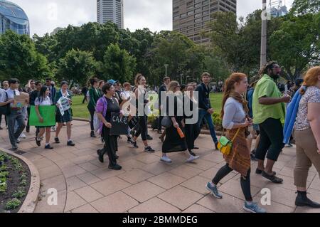 Sydney, Australien - 20. September 2019: Menschen mit Transparenten und Plakaten gehen zum Protest Stockfoto