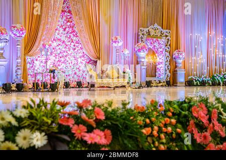 Wunderschöne Dekoration der Hochzeitsbühne im GPN Palace. Stockfoto