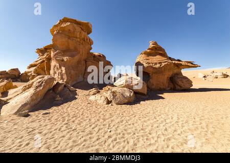 Atemberaubende Panorama-Blick auf die berühmte wilde Siloli-Wüste. Wunderschöne Landschaft der spektakulären bolivianischen Anden und der Altiplano entlang der malerischen Straße in Sou Stockfoto