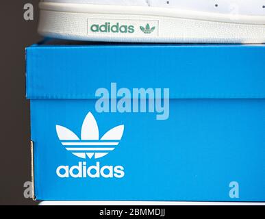 BERLIN - MAI 10: ADIDAS Box mit Logo am 10. Mai in Berlin. 2020 in Deutschland. Adidas ist ein multinationales Unternehmen Stockfoto