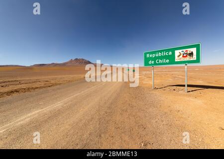 Offroad-Reise in die Wüste des südlichen Bolivien. Schöne Landschaft der Anden und Altiplano an der Grenze zwischen Bolivien (Siloli Wüste) und Chile (Ataca Stockfoto