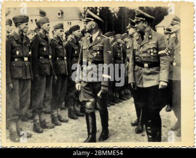 Heinrich Himmler (1900-1945); homme d'Etat allemand sous le 3eme Reich passe en Revue les troupes. Carte postale, 1943 Umgebung. Stockfoto