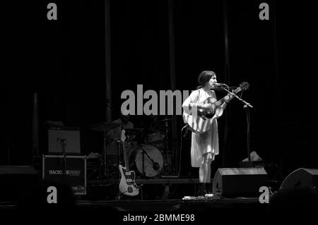 Anni B Sweet beim Konzert 'Estrellas de Fuengirola' - Mare Nostrum Musik Schlosspark. Fuengirola, Málaga, Spanien. Stockfoto