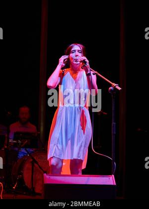 Anni B Sweet beim Konzert 'Estrellas de Fuengirola' - Mare Nostrum Musik Schlosspark. Fuengirola, Málaga, Spanien. Stockfoto