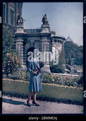 Portrait de jeune femme elegante de la bourgeoisie parisienne se promenant dans une allee du jardin du Trocadero, Paris - (elegante junge Dame aus der Stockfoto