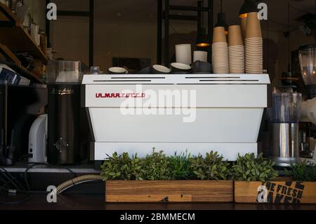 Sydney, Australien - 26. Januar 2020: Industriekaffeemaschine in einem städtischen Café Stockfoto