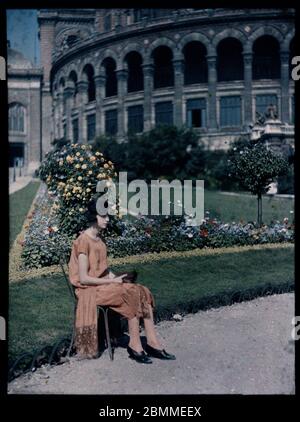 Portrait de jeune fille elegante de la bourgeoisie parisienne assise dans une allee du jardin du Trocadero, Paris - (elegante junge Dame aus dem paris Stockfoto